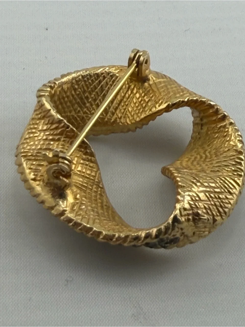 Vintage Gold Tone Rhinestone Ribbon Swirl Brooch Pin Statement Jewelry